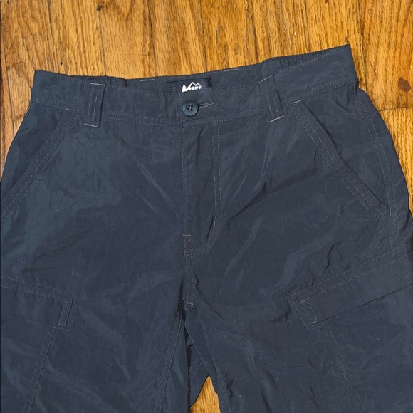 REI Co-Op Relaxed Men's Black Cargo Shorts Size 30 - Picture 3 of 10